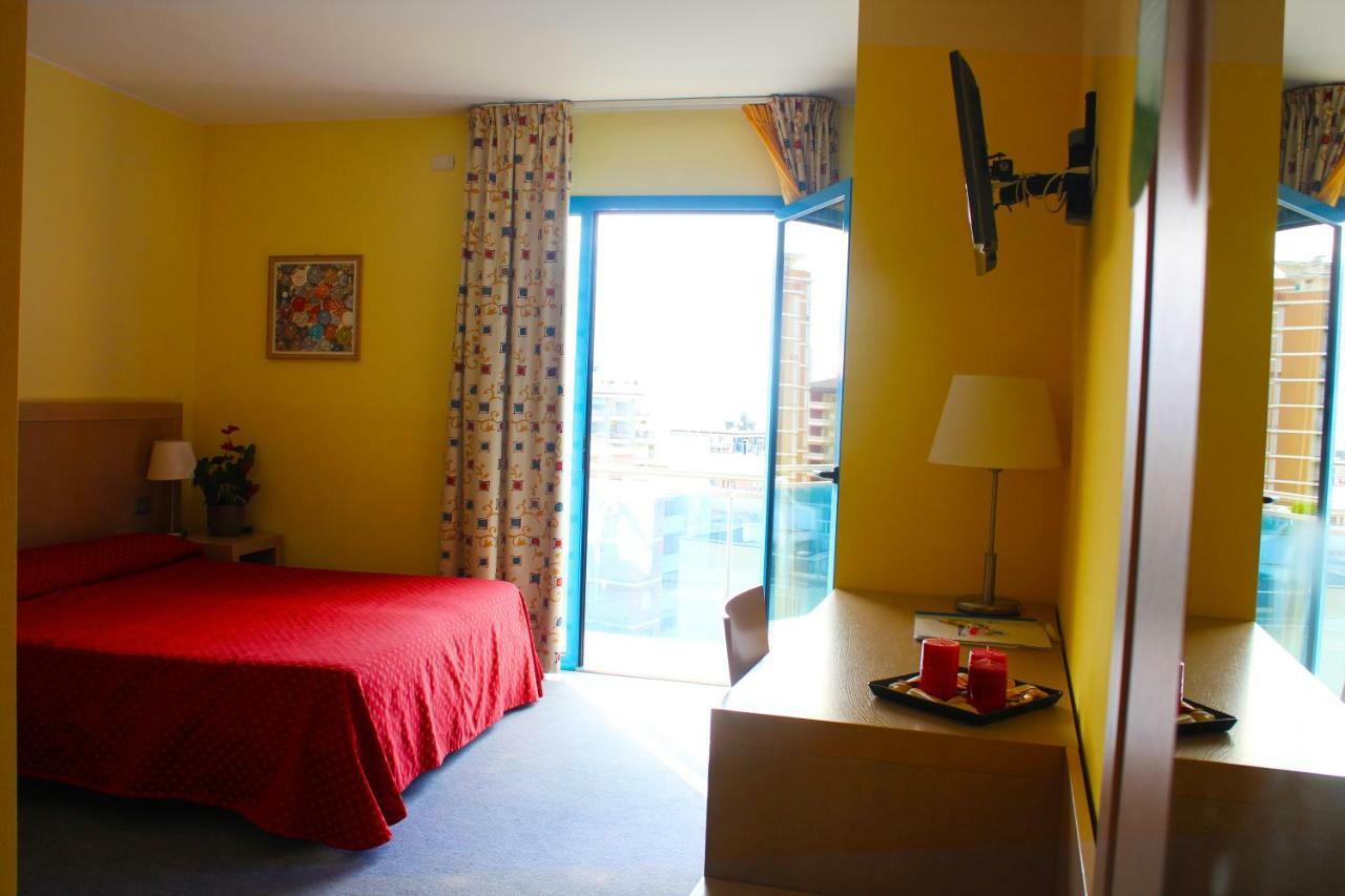 Hotel Cristallo Lignano Sabbiadoro Dış mekan fotoğraf